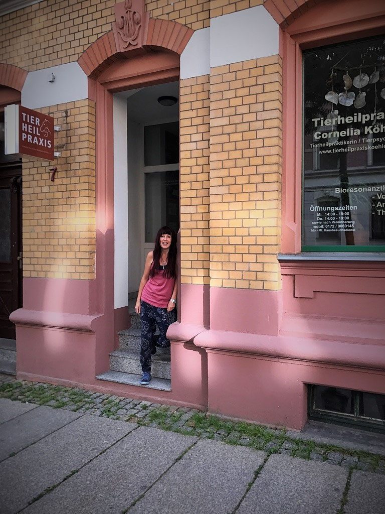 Cornelia Köhler in der Tür ihrer Praxis in der Dorotheenstraße