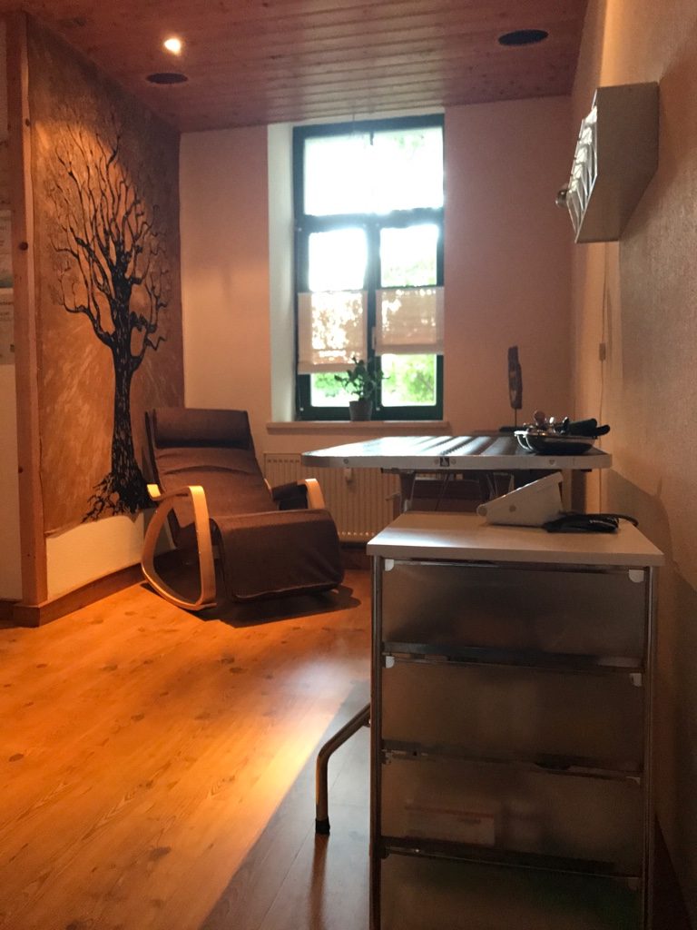 Behandlungsraum mit Holzboden